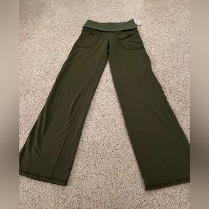 SOLOW yoga pants sz Small in olive green